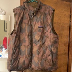 Patagonia men’s reversible puffer vest
